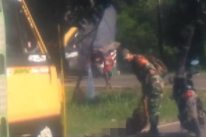 Aksi anggota TNI memindahkan orang gila yang tiduran di tengah jalan di Majalengka, Jawa Barat.