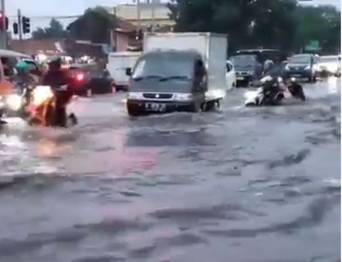 Pemotor identik Honda Vario ikut mogok di peremapatan Kopo, Bandung, Jabar akibat terjang banjir