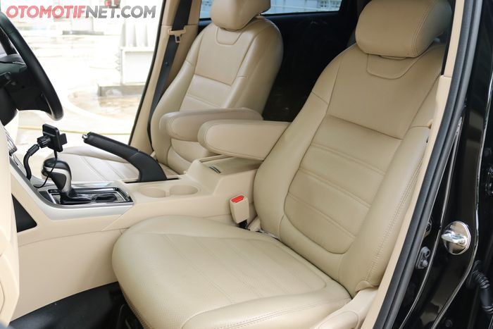 seluruh jok dibalut bahan MBtech agar terlihat rapi