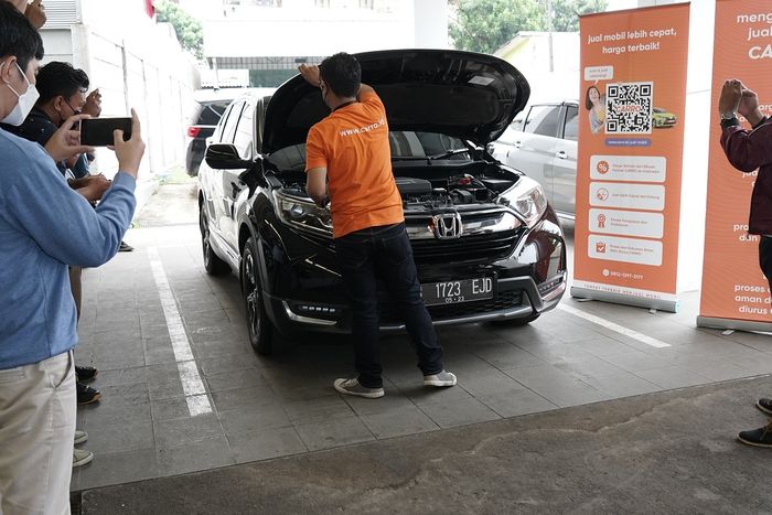 proses inspeksi mobil bekas di CARRO