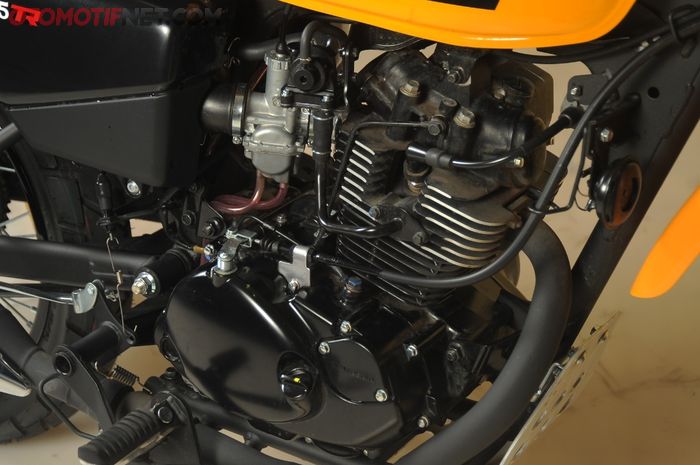 Kawasaki W175TR dibekali mesin 175 cc dengan pengkabutan karburator yang sederhana