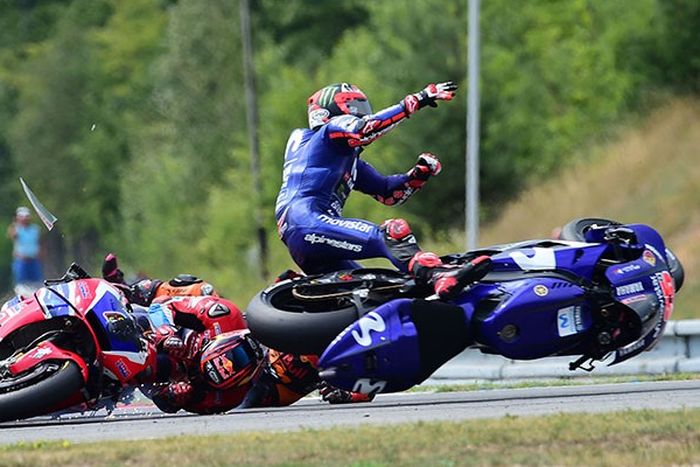 Stefan Bradl, Maverick Vinales, dan Bradley Smith crash di lap pertama MotoGP Ceko.