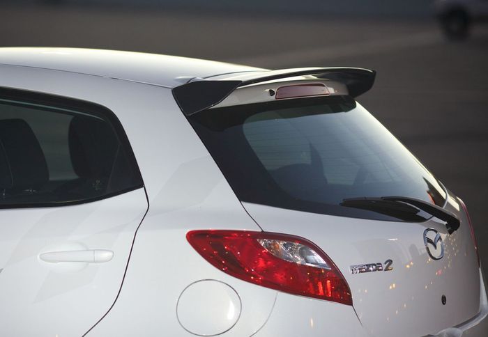 Modifikasi Mazda2 lama dipasangi spoiler belakang agresif