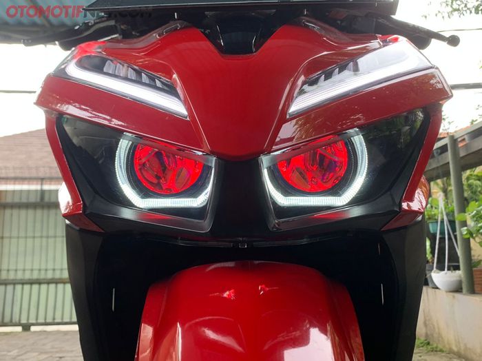 Saat jalan malam, tidak boleh hanya demon eyes lampu BiLEDnya saja yang menyala