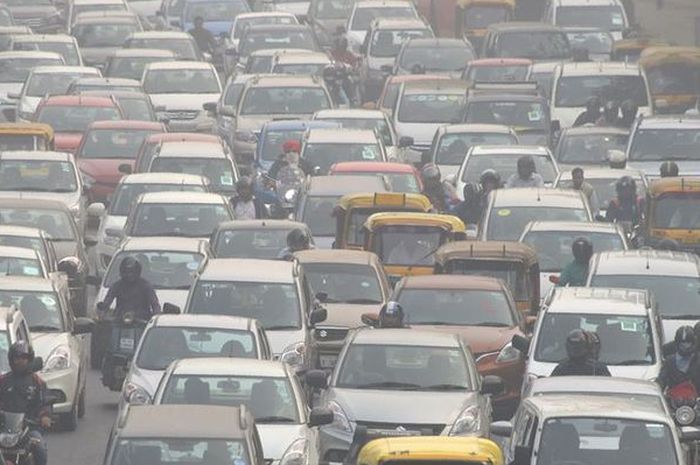 Situasi lalu lintas di salah satu ruas jalan di New Delhi, India, yang padat dan berpolusi tinggi.