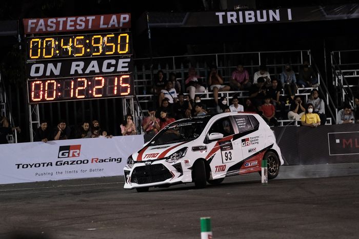Peslalom tim Toyota Gazoo Racing Indonesia beraksi di putaran terakhir MLDSPOT Autokhana Kejurnas Slalom di Stadion Mandala Krida, Yogyakarta