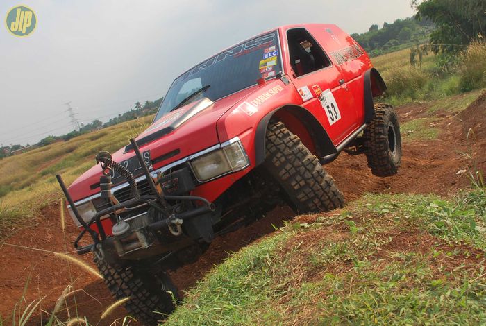 Nissan Terrano spek kompetisi off-road ini dipasangi pelek beadlock dan ban Simex Jungle Trekker 33 inci. 