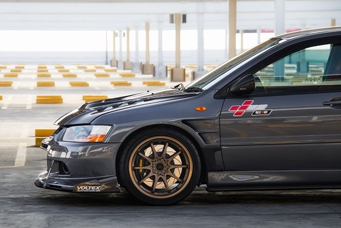 Pelek Volk Racing CE28 18x9,5 inci dengan big brake kit AP Racing 6 pot di depan dan 4 pot di belakang, demi menjamin mobil dapat berhenti dengan sigap