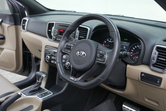 Setir dengan model flat-bottomed