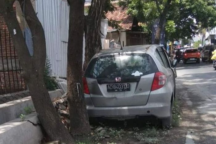 Honda Jazz GE8 di Jl Medoho, kota Semarang 