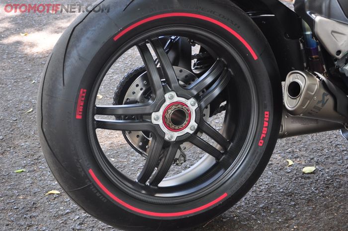 Kedua pelek Ducati Superleggera V4 terbuat dari carbon fibre yang diproduksi oleh BST