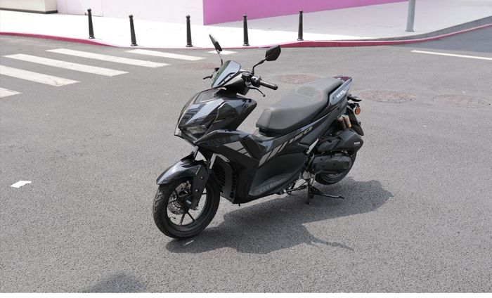 Bentuk tengah ke belakang sangat mirip Yamaha Aerox