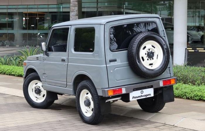 Tampak belakang Suzuki Katana 1993 convert Jimny