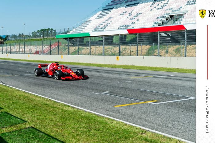 Tim Scuderia Ferrari menggunakan mobil 2018 untuk mengelilingi sirkuit Mugelo