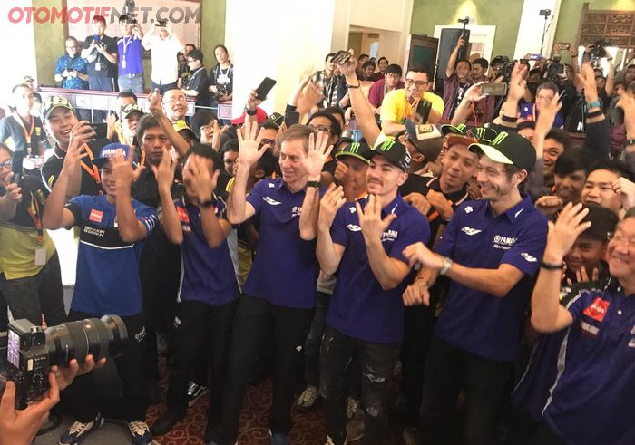Valentino Rossi dan Maverick Vinales melakukan meet and great dengan para fansnya di Jakarta