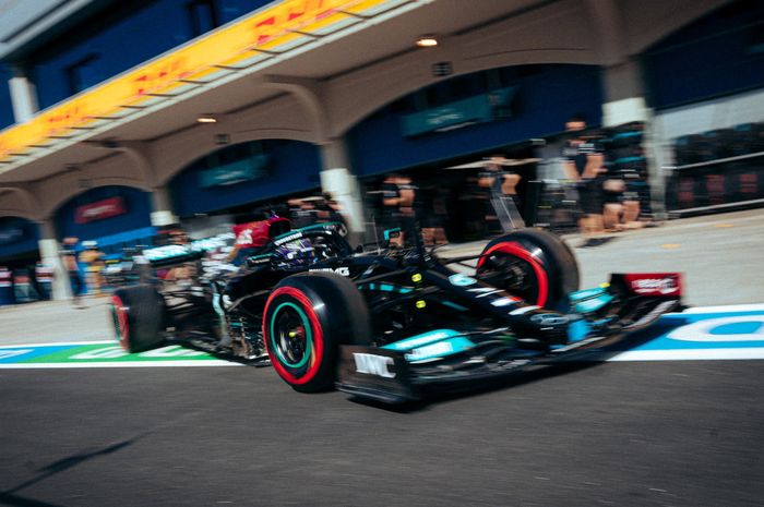  Lewis Hamilton, resmi mendapat penalti 10 grid pada start balapan F1 Turki 2021