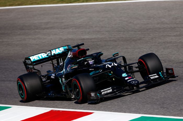 Lewis Hamilton berhasil meraih pole position usai tim Mercedes tampil mendominasi kualifikasi F1 Tuscan 2020