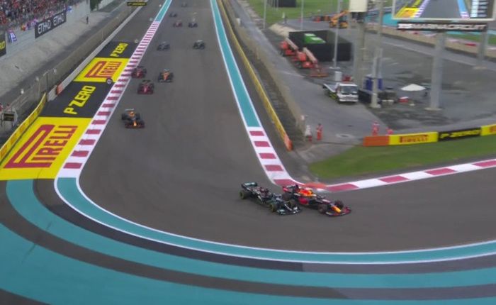 Lewis Hamilton dan Max Verstappen terlibat pertarungan jarak dekat di F1 Abu Dhabi 2021