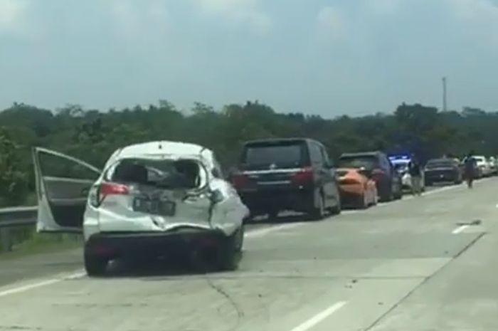 Rombongan mobil mewah kecelakaan di Tol Cipali