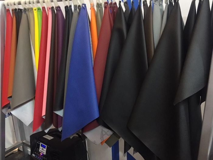 Accura TRAX pilihan warna banyak, hingga motif carbon juga ada