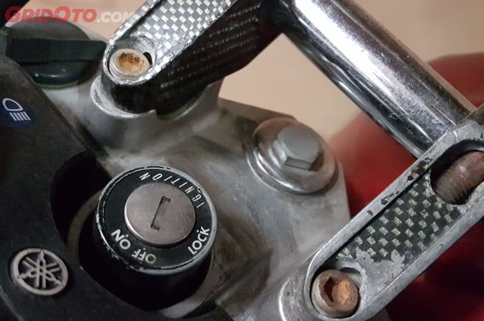 Ilustrasi baut berkarat di motor bekas