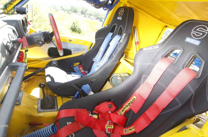 Jok full bucket keluaran Sparco dipasangi safety belt Crow Enterprize dan Sabelt. 