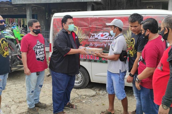 Toyota Fortuner Club of Indonesia (ID42NER) melakukan sterilisasi tempat ibadah, melalui pembagian alat semprot berserta cairan disinfektan