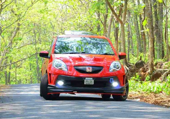 Tampilan depan modifikasi Honda Brio lawas gaya street racing
