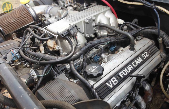 Mesin bawaan Jeep TJ sudah ditukar dengan V8 1UZ-FE keluaran Toyota. 