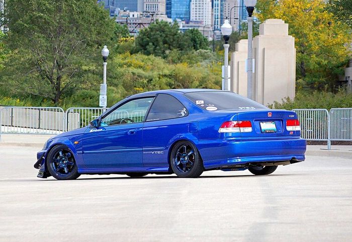 Tampilan belakang modifikasi Honda Civic Ferio dua pintu bergaya sporty minimalis