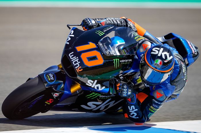 Adik Valentino Rossi tampil gemilang, sementara Andi Gilang berhasil naik 8 posisi di balapan Moto2 Spanyol