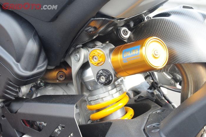 Suspensi bawaan sudah versi tinggi, belakang pakai Ohlins TTX36