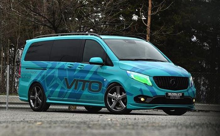 Mercedes-Benz Vito sudah full wrapping stiker vinil warna hijau vaillant dan pelek 20 inci