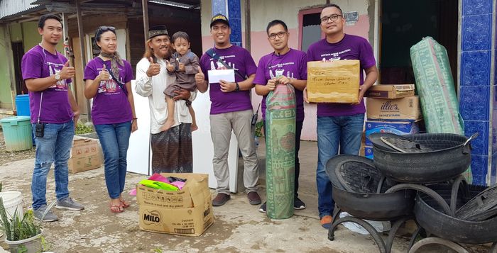 IC saat menyerahkan sumbangan ke Sekolah Laskar Pelangi