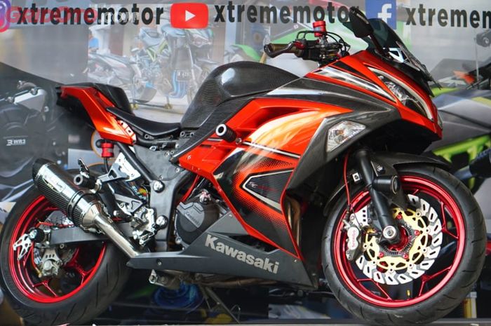 Kawasaki Ninja 250 Fi tampil segar dengan part-part aftermarket garapan Xtreme Motor Shop.