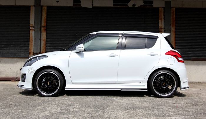 Modifikasi Suzuki Swift lama ditopang airsus dan pelek BBS