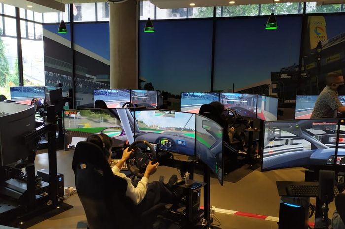 P1 ADMI yang punua 9 unit simulator balap yang semuanya fokus pada ajang balap mobil