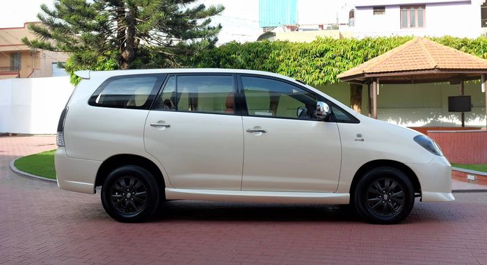 Tampilan samping Toyota Kijang Innova hasil garapan KitUp Automotive