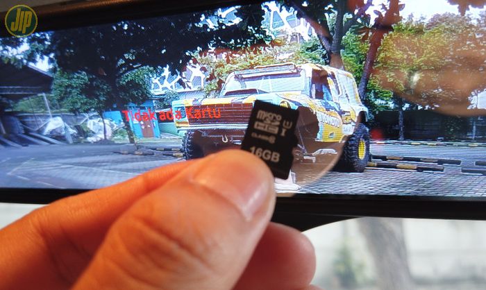 Memory card bawaan Smart E-Mirror Suzuki XL7 hanya 16 gb, bisa diupgrade hingga 64 gb.