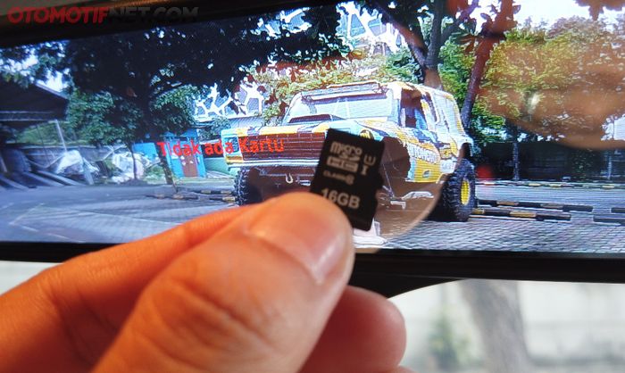 Memory card bawaan Smart E-Mirror hanya 16 gb, bisa diupgrade hingga 64 gb.