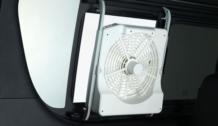 Kipas angin tambahan di dalam kabin Toyota HiAce garapan Flex