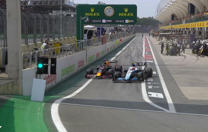 Max Verstappen yang hendak keluar dari pist stop malah terhalang Robert Kubica (Williams) pada lap ke-22