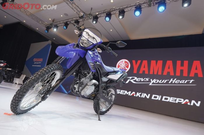 Yamaha WR 155R pakai sokbreker depannya memakai model teleskopik