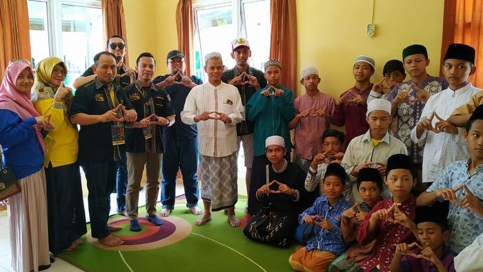 Santunan anak yatim yang dilakukan komunitas Alert!