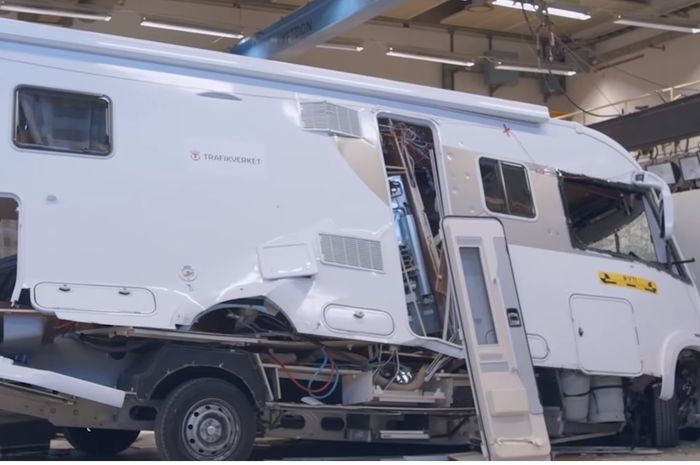 Sebuah RV sedang diuji tabrak