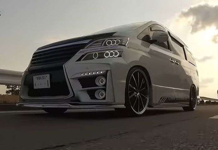 Tampilan depan modifikasi Toyota Vellfire dibikin agresif pakai tampang Lexus