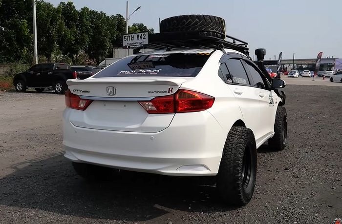 Tampilan belakang modifikasi Honda City bergaya off-road