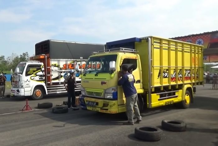 Sejumlah truk pengangkut pasir dan sayur adu kecepatan di trek lurus