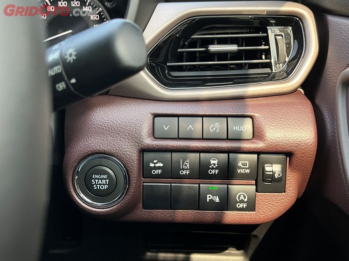 Pengaturan Head-Up Display (HUD) Suzuki Fronx pakai tombol yang berada di sebelah kanan kolom setir