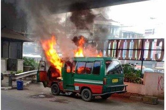 Satu unit Angkot terbakar di bawah FlyOver Cimahi, Selasa (26/5/2020). 